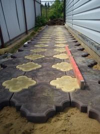 Укладка тратуарной плитки с использованием геоткани