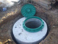 Монтаж конечного водосборного колодца с использованием бетонных колец и пластиковый люк